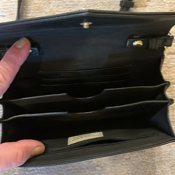 NWOT Stella & Max crossbody bag with gold link detail & interior card slots. - Picture 2 of 3